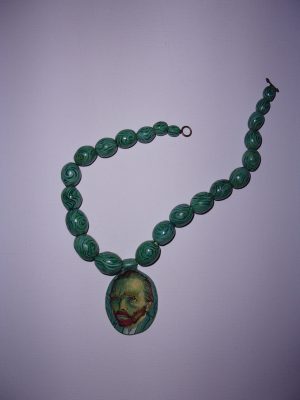 collier en argile chaque perle fait main le pendentif répresente le peintre Vincent Van Gogh